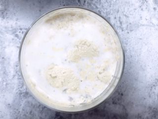 2、榴莲披萨,温水加酵母粉化开