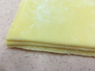 2、美味芝士饼干,芝士片抹一层低筋粉，叠起来