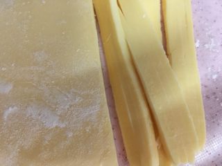 3、美味芝士饼干,切丝