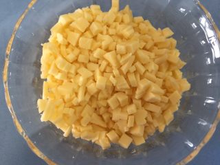 4、美味芝士饼干,切成粒粒