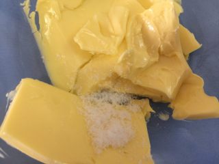 5、美味芝士饼干,黄油软化至轻按有坑，放入盐