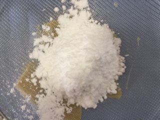 6、美味芝士饼干,筛入糖粉