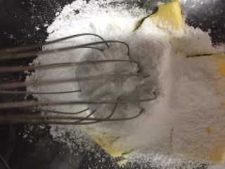 8、美味芝士饼干,先用打蛋器轻搅一下，让糖粉吸附在黄油上