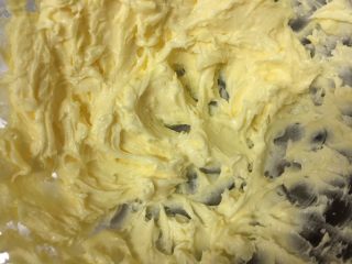 9、美味芝士饼干,再开动打蛋器，把黄油打发至变白变蓬松即可