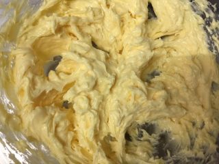 11、美味芝士饼干,打至蛋液完全融合进黄油里，不要出现油水分离。