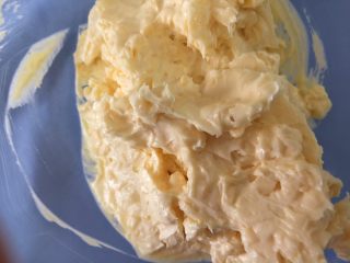 12、美味芝士饼干,把四周的黄油糊刮到碗中间