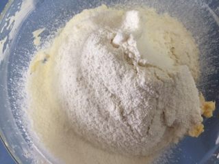 13、美味芝士饼干,筛入低筋粉