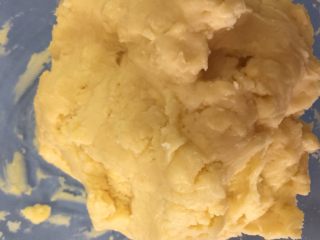 14、美味芝士饼干,戴上一次性手套，把面粉转捏成团