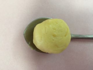 15、美味芝士饼干,一个勺子或手，抓20g左右一个，滚圆