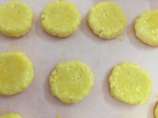 16、美味芝士饼干,擦上蛋液