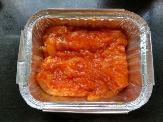 2、牛油果鸡肉沙拉,腌制好的鸡肉放在锡纸盒里，烤箱200度烤15分钟。没有锡纸盒的，烤盘铺上锡纸烤。