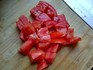 4、牛油果鸡肉沙拉,把西红柿切成小块