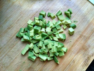 11、牛油果鸡肉沙拉,切成小块