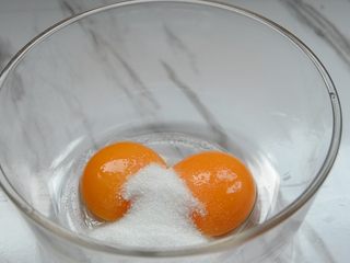 2、低脂沙拉+抹茶肉松蛋糕卷,倒入细砂糖A，用打蛋器打发