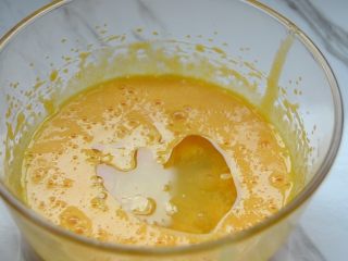 3、低脂沙拉+抹茶肉松蛋糕卷,倒入水、玉米油，继续打匀