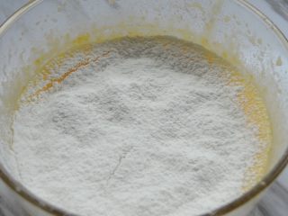 4、低脂沙拉+抹茶肉松蛋糕卷,过筛低筋粉、泡打粉，用刮刀拌匀