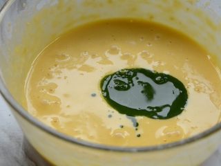 7、低脂沙拉+抹茶肉松蛋糕卷,倒入面糊里