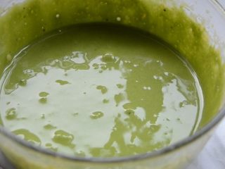 8、低脂沙拉+抹茶肉松蛋糕卷,继续用刮刀拌匀