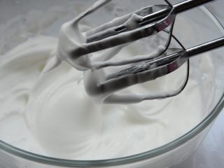 9、低脂沙拉+抹茶肉松蛋糕卷,蛋清分三次倒入细砂糖B打发，第一次打发至出现鱼眼泡泡倒入三分之一，第二次出现浓密泡沫倒入三分之一，最后出现明显纹路倒入剩余的细砂糖，打发至硬性发泡，提起有弯勾即可