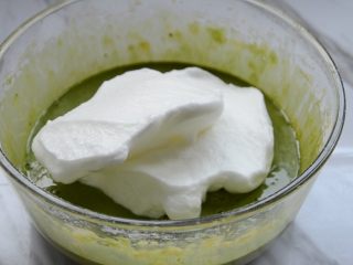 10、低脂沙拉+抹茶肉松蛋糕卷,拿三分之一蛋白霜倒入面糊里，切拌均匀