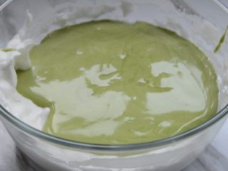 11、低脂沙拉+抹茶肉松蛋糕卷,倒回蛋白霜里，切拌均匀