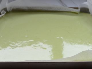 13、低脂沙拉+抹茶肉松蛋糕卷,烤盘垫油纸，倒入面糊，震荡出气泡，烤箱预热150°，烤20分钟