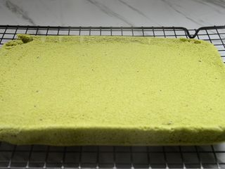 14、低脂沙拉+抹茶肉松蛋糕卷,烤好取出，震出热气，倒扣撕掉油纸，放烤网上晾凉