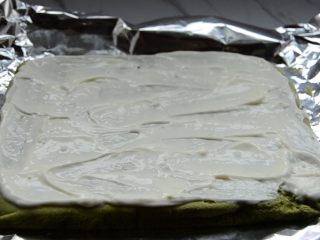 15、低脂沙拉+抹茶肉松蛋糕卷,垫一张锡纸，抹茶低脂沙拉
