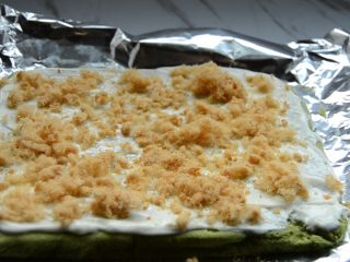 16、低脂沙拉+抹茶肉松蛋糕卷,撒上肉松