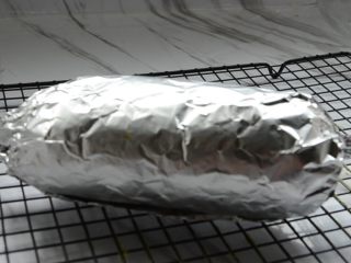 17、低脂沙拉+抹茶肉松蛋糕卷,卷好，头尾捏紧，放冰箱冷藏2小时定型