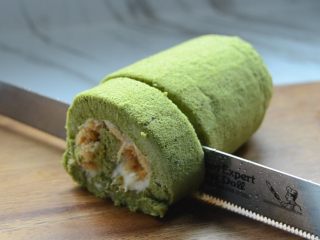 18、低脂沙拉+抹茶肉松蛋糕卷,冷藏结束，取出，切块