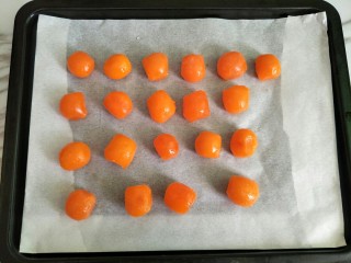 3、广式月饼,蛋黄解冻喷少许白酒入烤箱烤5分钟，不能烤出油了