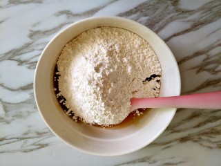 6、广式月饼,倒入月饼粉翻拌成团