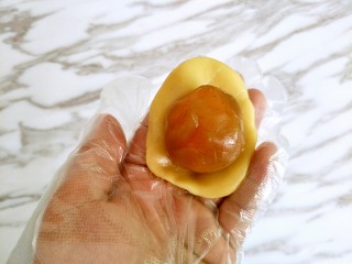 10、广式月饼,饼皮压扁，包住馅料，虎口收口