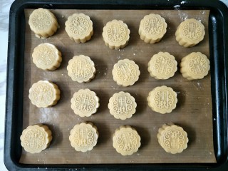 12、广式月饼,挤出各种花形