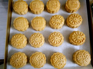 15、广式月饼,刚烤好的月饼是软的，凉了之后就变硬了