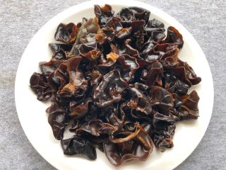 5、凉拌木耳,木耳泡发好洗净沥水待用