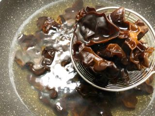 7、凉拌木耳,焯好捞起来沥水，放入大碗里