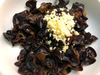 8、凉拌木耳,放入蒜末