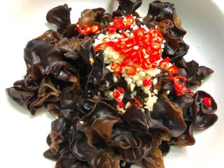 9、凉拌木耳,放入小米椒