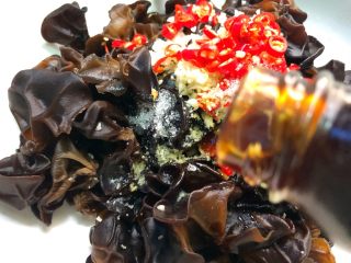 13、凉拌木耳,倒入8g蚝油