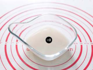 1、没有烤箱照样做出香浓芝士风味薄底披萨,首先将酵母、糖和适量温水（40～50ml左右）混合均匀，静置10分钟。当液体中陆续有泡泡冒出，酵母就被充分唤醒了。酵母很喜欢糖，在唤醒酵母的过程中，加入糖可以让酵母变得更为活跃，温水也是同样的道理。这里切勿使用开水，会将酵母烫死。