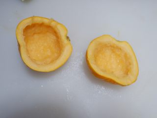 2、照烧酱汁烤南瓜,对半切开去掉瓜籽