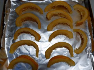 4、照烧酱汁烤南瓜,烤盘上铺油纸或锡纸，将切好的南瓜并列铺在烤盘上