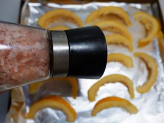 6、照烧酱汁烤南瓜,撒上海盐