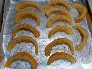 7、照烧酱汁烤南瓜,研磨黑胡椒。