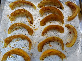 9、照烧酱汁烤南瓜,南瓜烤15分钟后取出，均匀在表面刷上一层照烧酱汁。