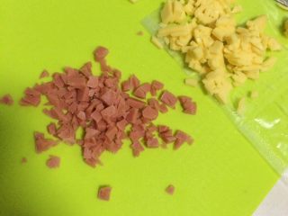 1、芝士香肠司康,把香肠和芝士片切碎。