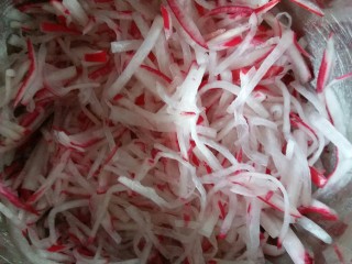 5、香菜萝卜丝,用手稍微抓几下，抓均匀