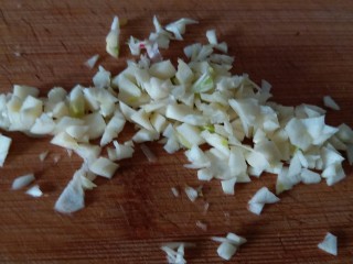 6、香菜萝卜丝,大蒜切小粒